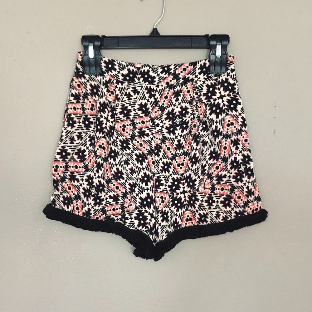 Fringe knit pleated shorts